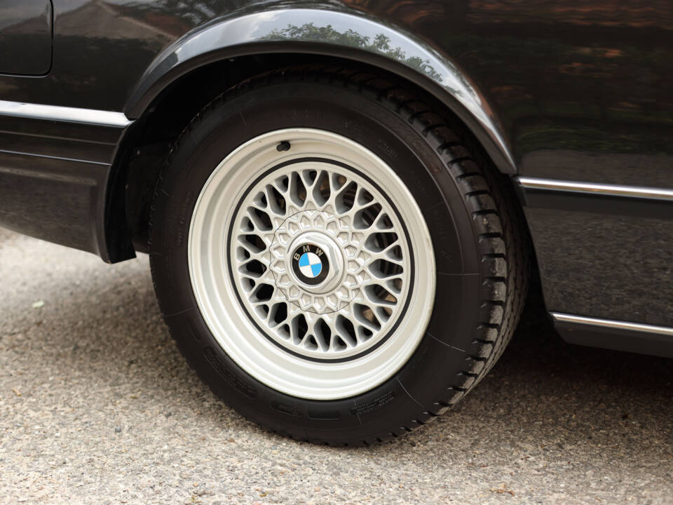 Image 26/99 of BMW M 635 CSi (1988)