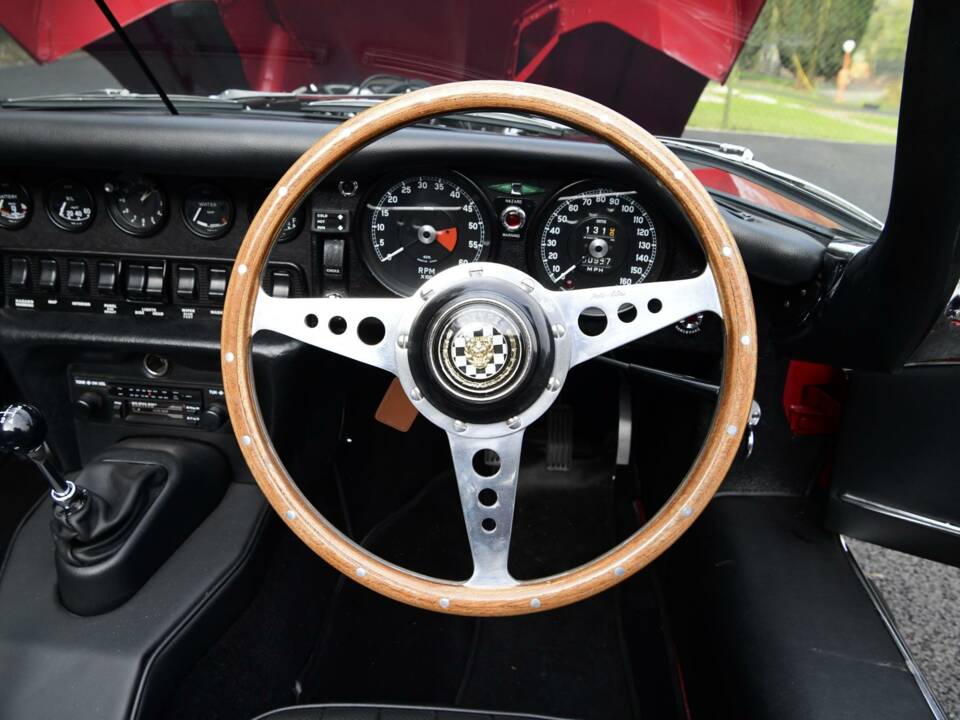 Image 24/49 de Jaguar E-Type (1970)