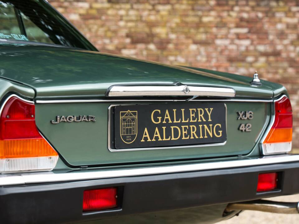 Image 22/50 of Jaguar XJ 6 4.2 (1985)