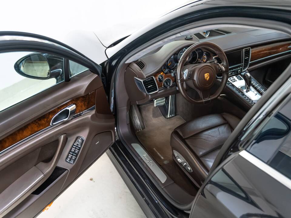 Image 8/31 of Porsche Panamera Turbo (2010)