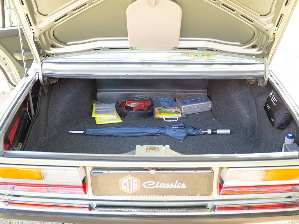 Image 55/63 of BMW 528i (1984)