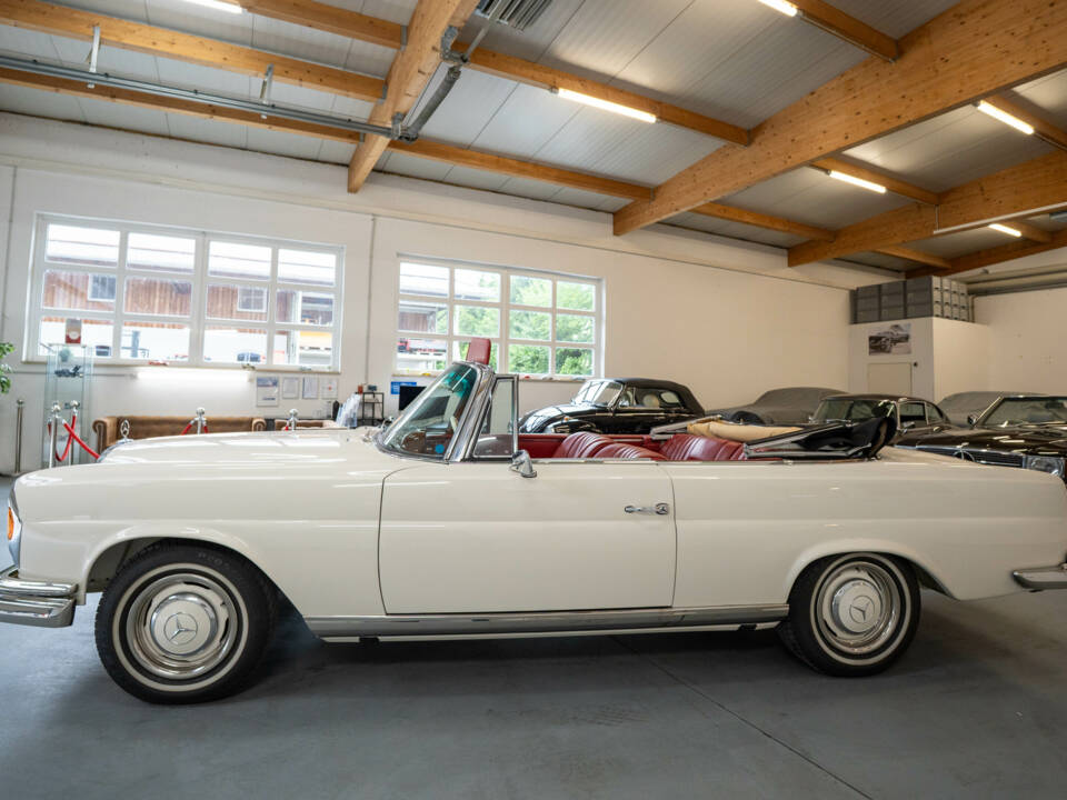 Image 4/37 of Mercedes-Benz 250 SE (1966)
