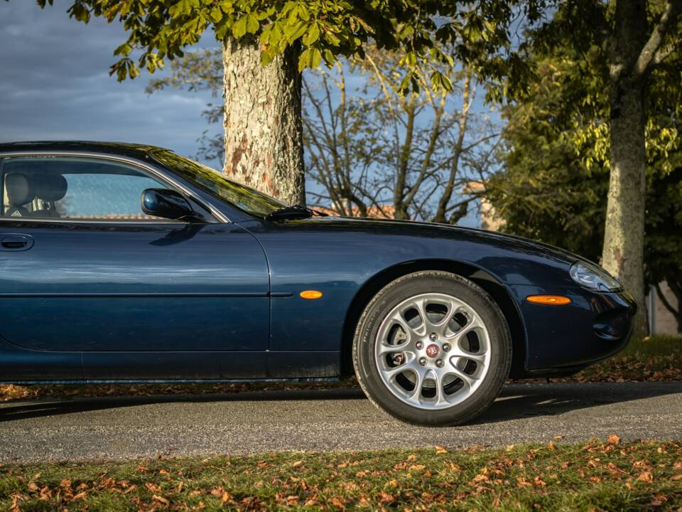 Bild 16/27 von Jaguar XKR (2001)