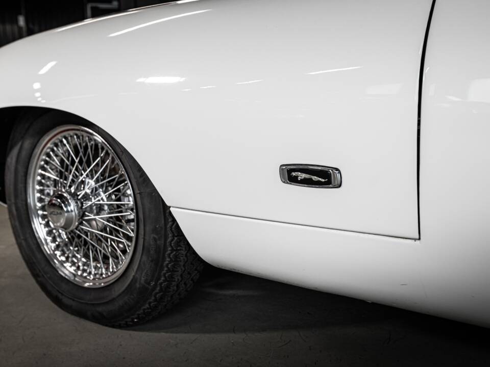 Image 38/53 de Jaguar E-Type (1970)