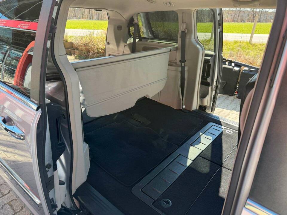 Bild 18/22 von Lancia Voyager 3.6 (2012)