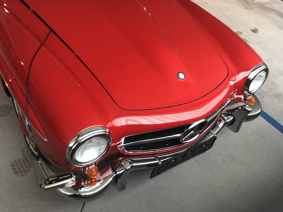 Der Lack weist vorne und auch sonst kaum Gebrauchsspuren. Linke Seite der Stossstange sollte verbessert werden.