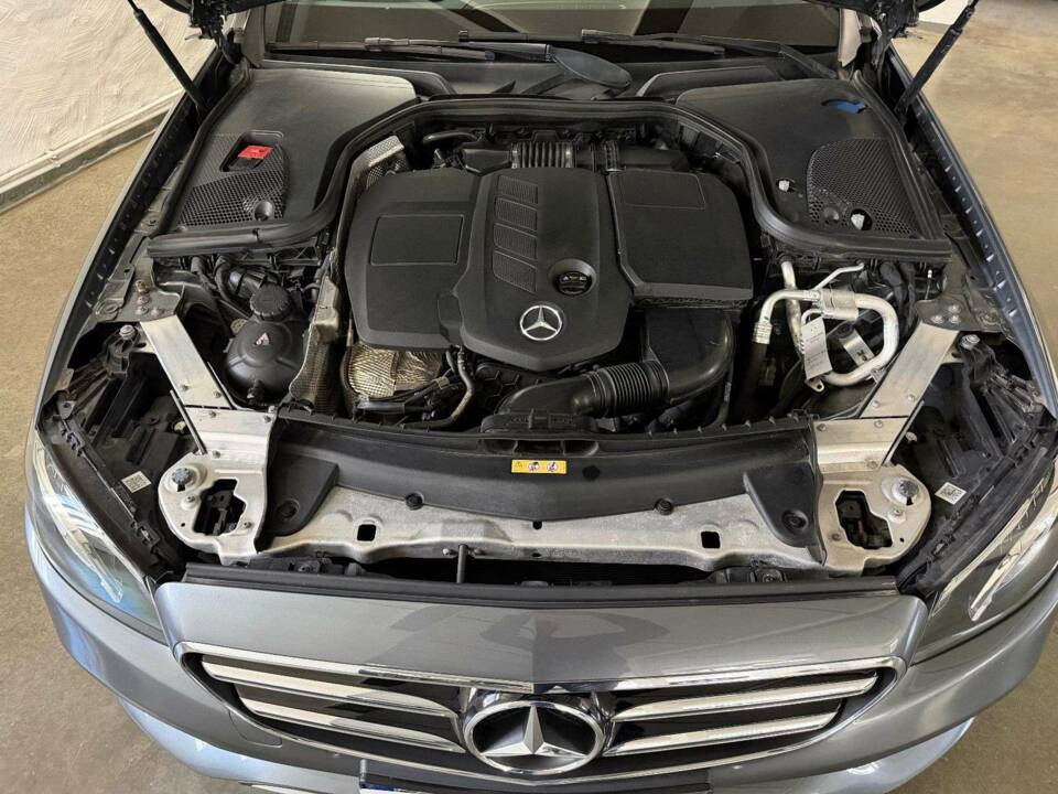 Image 31/32 of Mercedes-Benz E 200 d (2020)