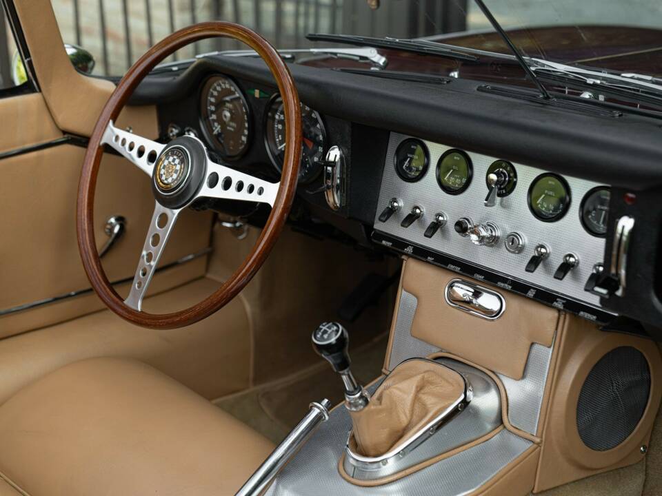 Image 41/50 de Jaguar E-Type 3.8 (1964)