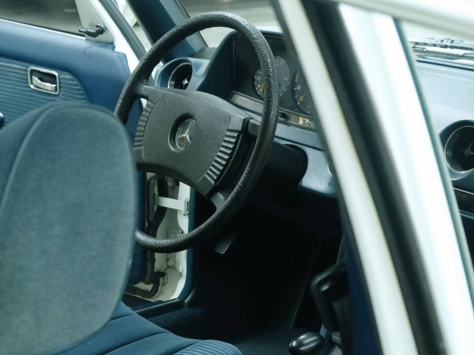 Bild 45/50 von Mercedes-Benz 230 (1977)