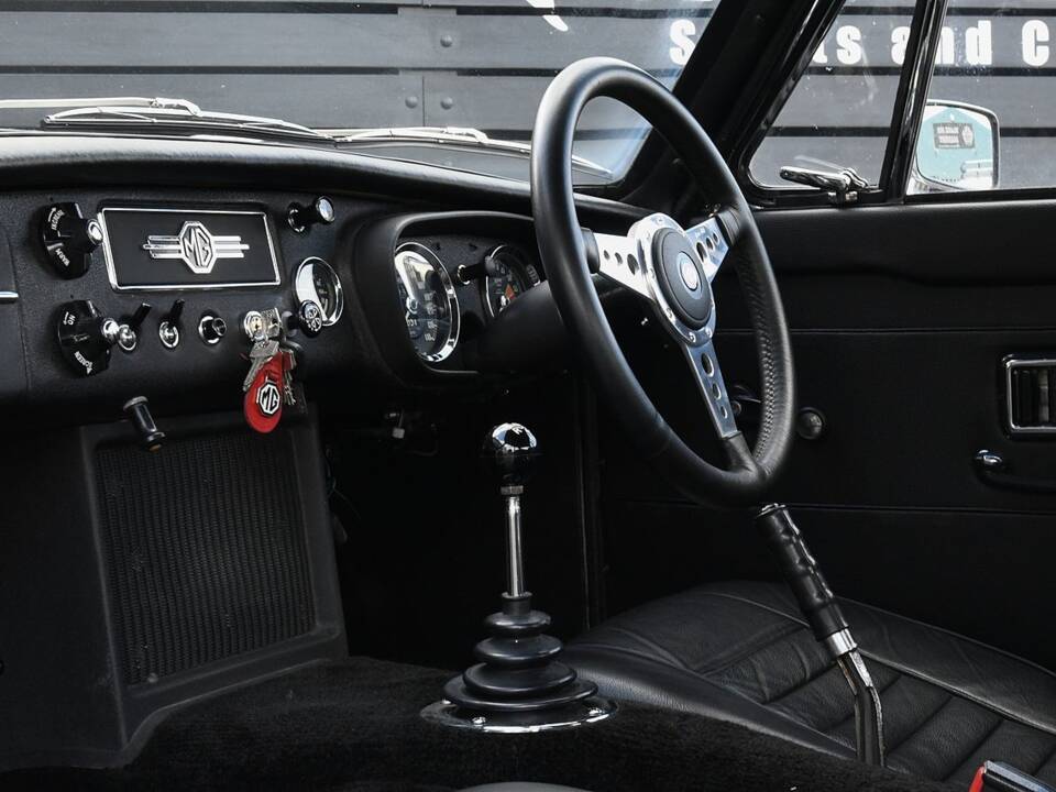 Image 25/36 of MG MGC GT (1969)