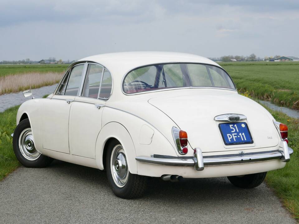Obraz 2/50 pojazdu Jaguar 240 (1968)
