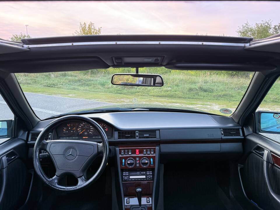 Image 16/24 of Mercedes-Benz E 320 T (1996)