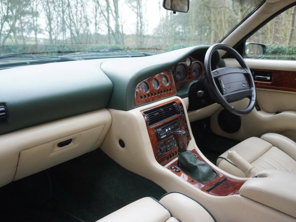 Image 11/19 of Aston Martin V8 Coupé (1996)