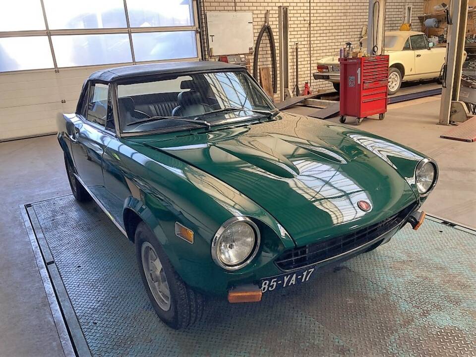 Image 24/35 de FIAT 124 Spider CS1 (1977)