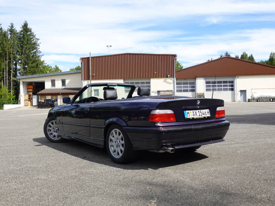 Image 3/21 de BMW 320i (1994)