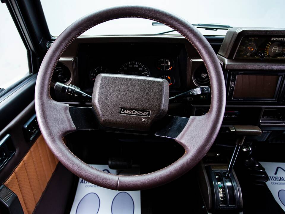 Image 20/42 of Toyota Land Cruiser FJ 62 (1985)