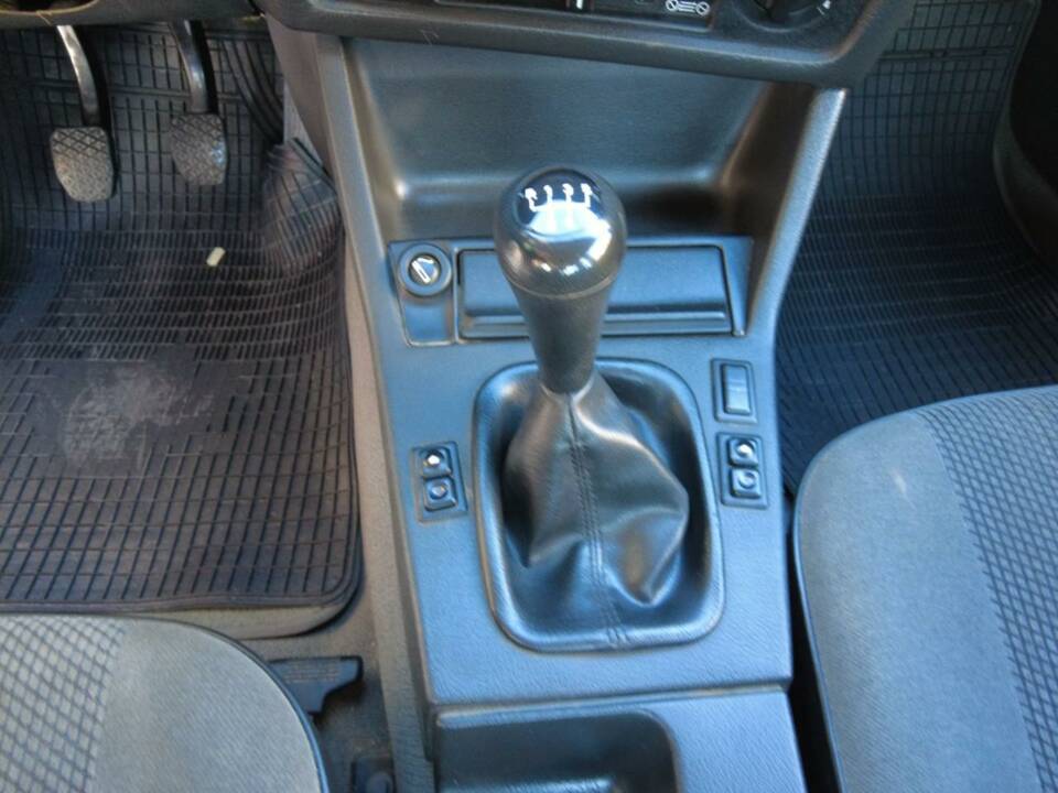 Image 14/19 of BMW 318i (1989)