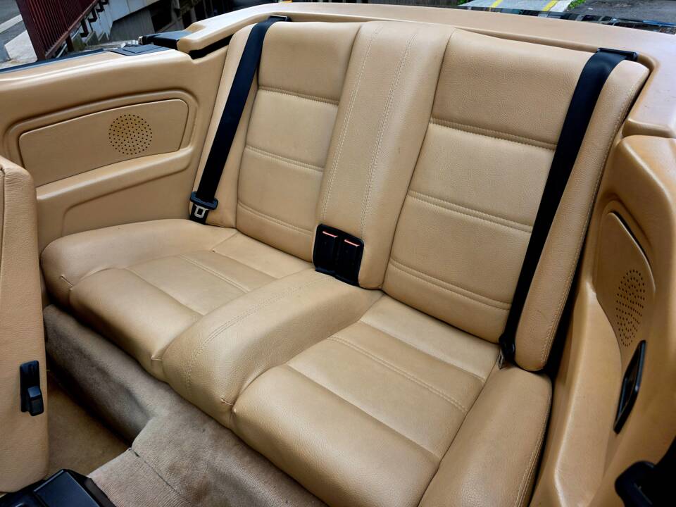 Bild 30/31 von BMW 320i (1988)
