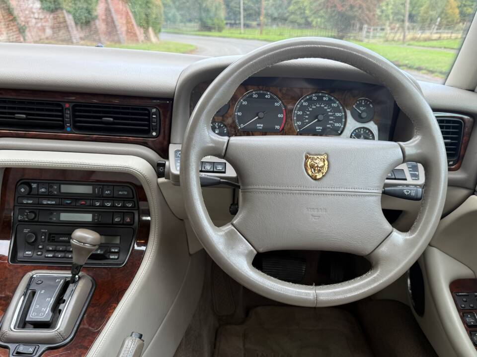 Image 19/31 of Jaguar XJ 6 4.0 Sovereign (1996)