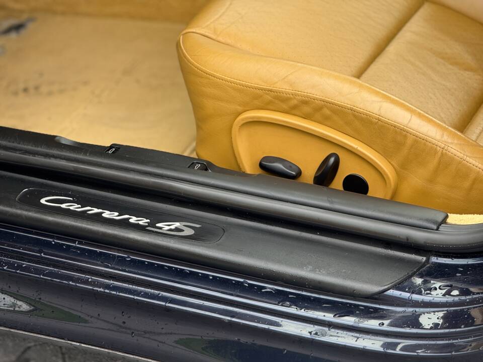 Image 30/42 de Porsche 911 Carrera 4S (2003)