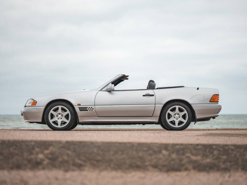 Immagine 2/42 di Mercedes-Benz SL 320 (1995)