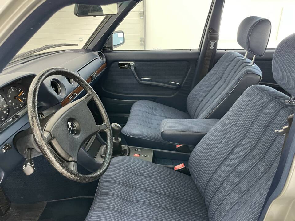 Bild 8/32 von Mercedes-Benz 300 D (1983)