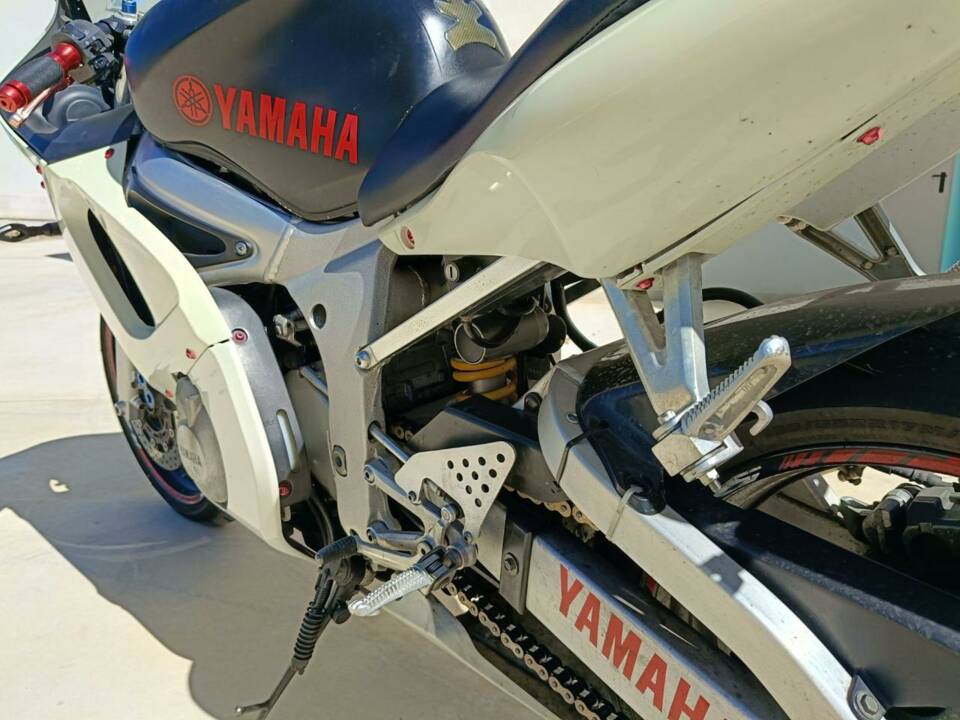 Image 40/47 of Yamaha DUMMY (2000)