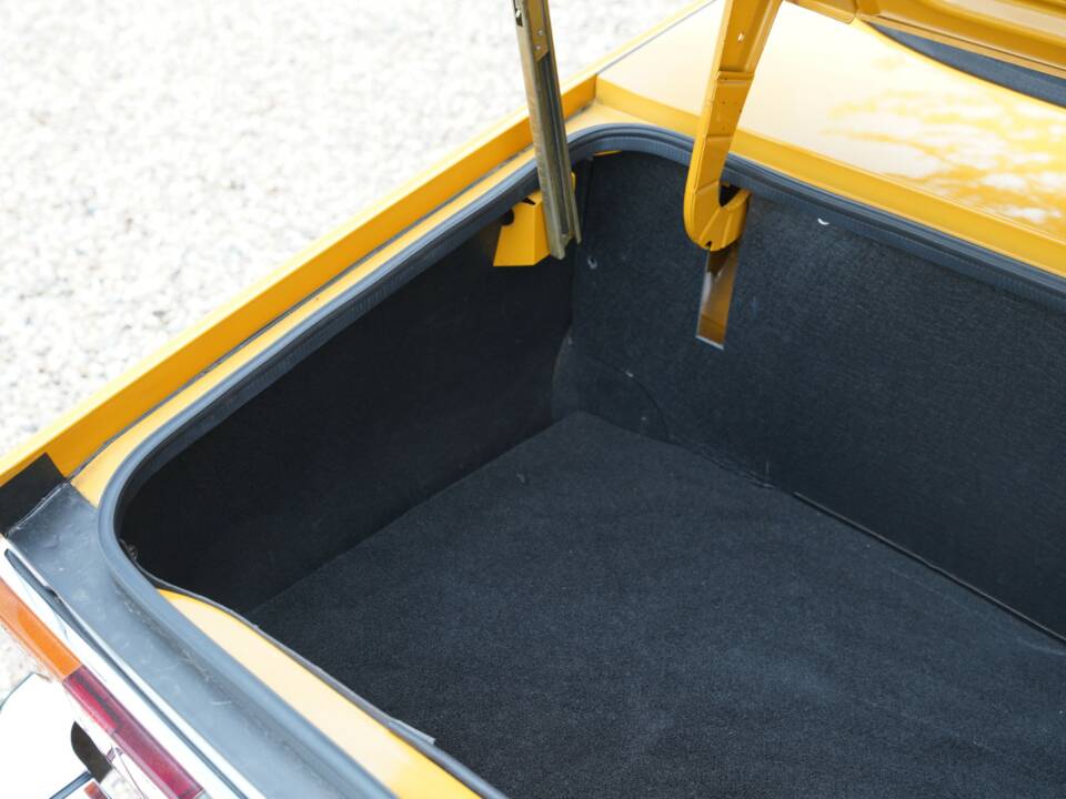 Image 21/50 of Triumph TR 6 (1971)