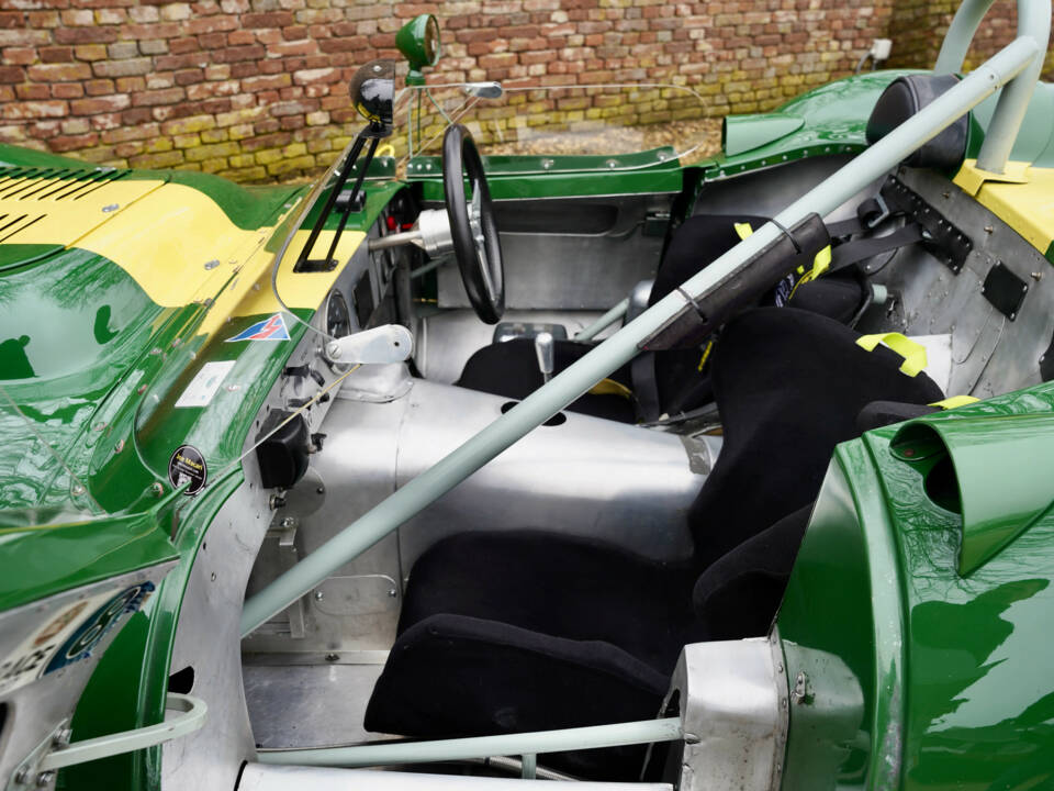 Image 22/50 of Lister Knobbly (1959)