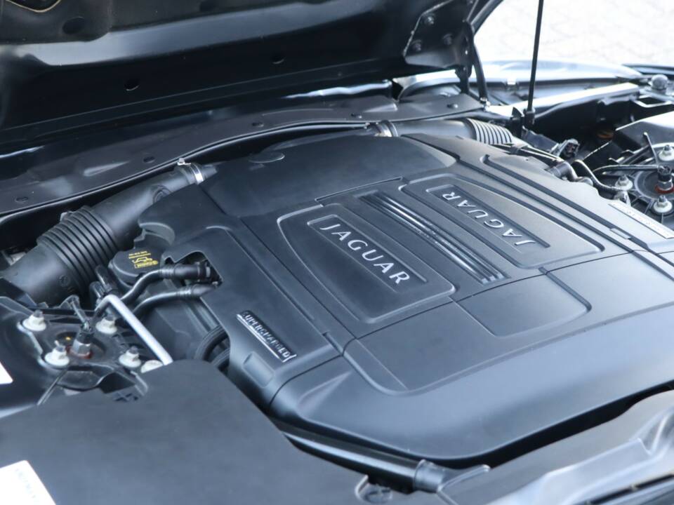 Image 16/50 of Jaguar XKR (2010)