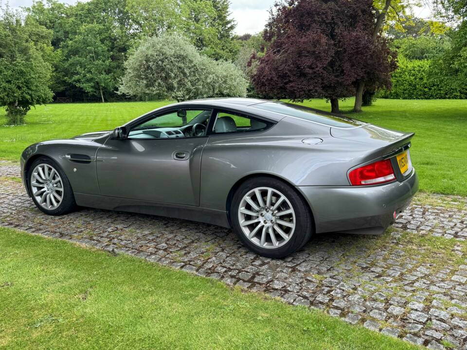 Immagine 11/23 di Aston Martin V12 Vanquish (2003)