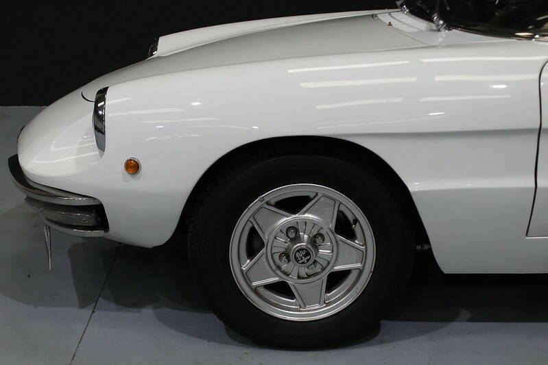 Image 2/9 of Alfa Romeo 1750 Spider (1969)