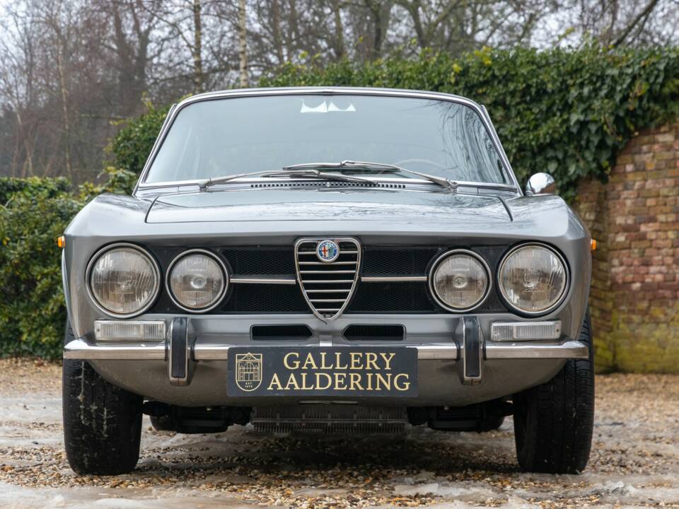 Image 13/50 de Alfa Romeo Giulia GT 1300 Junior (1972)