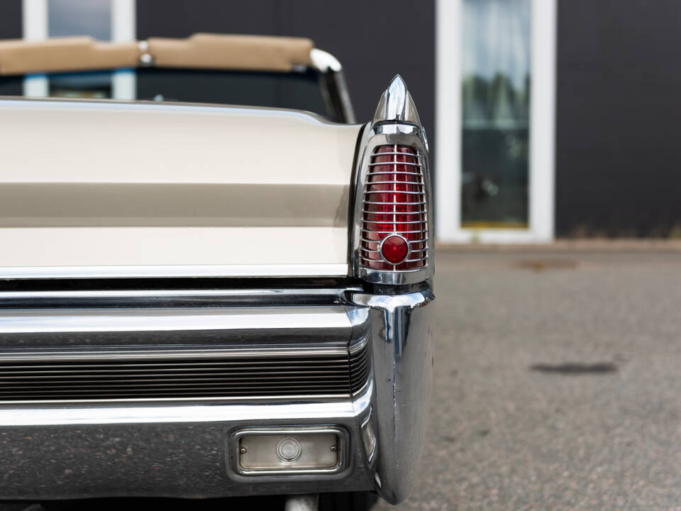 Image 69/135 of Lincoln Continental Convertible (1965)