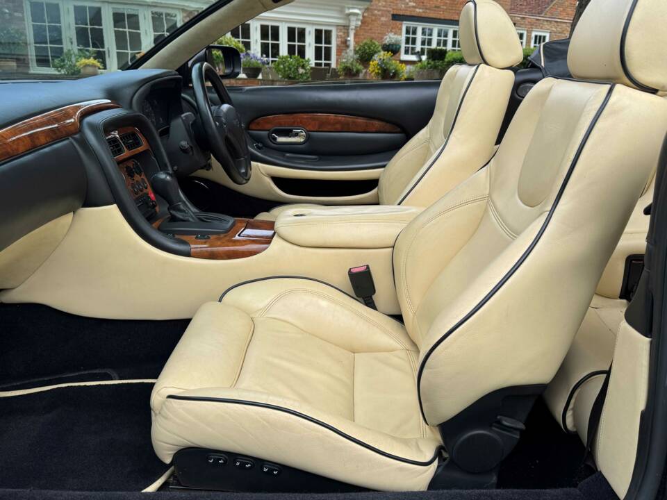 Image 21/30 de Aston Martin DB 7 Vantage Volante (2003)