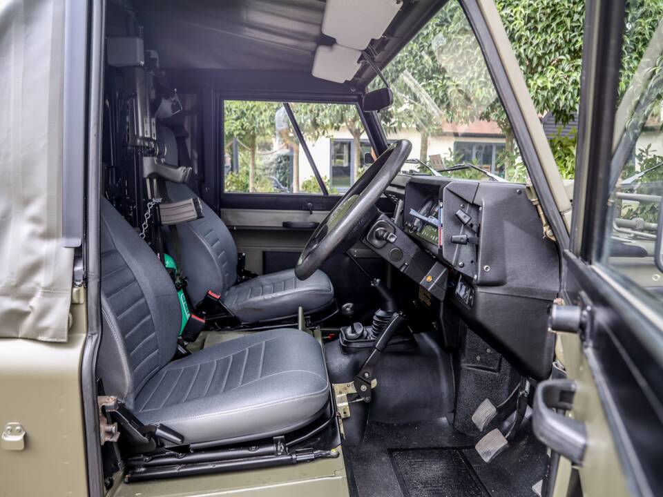 Bild 34/41 von Land Rover Defender 90 Td5 (1998)