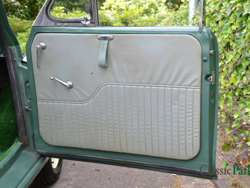 Image 16/50 of Morris Minor 1000 Traveller (1964)