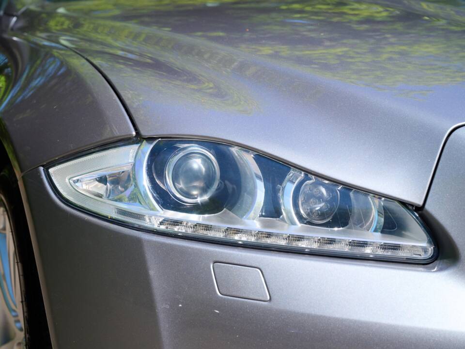 Image 32/50 of Jaguar XJ 5.0 (2012)
