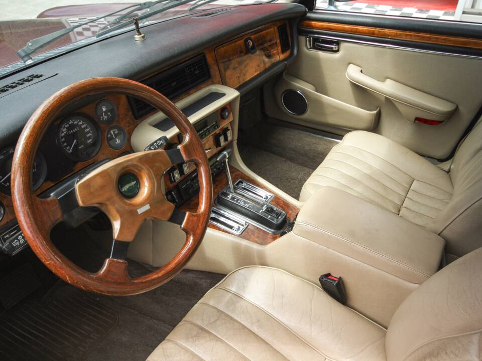 Image 28/44 of Jaguar XJ 12 (1990)