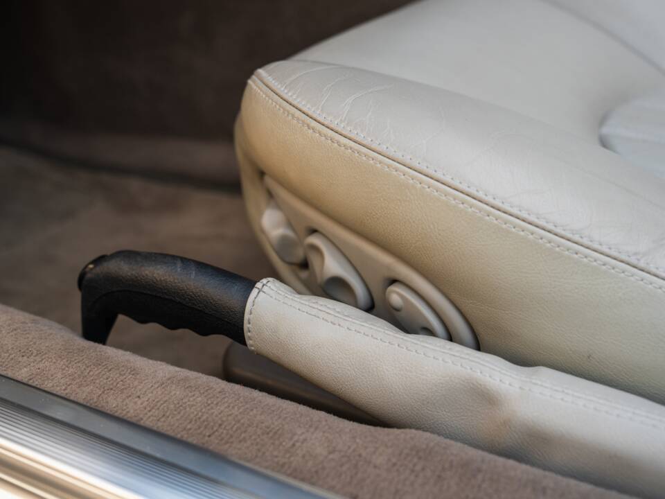 Image 63/91 de Jaguar XK8 4.0 (2000)
