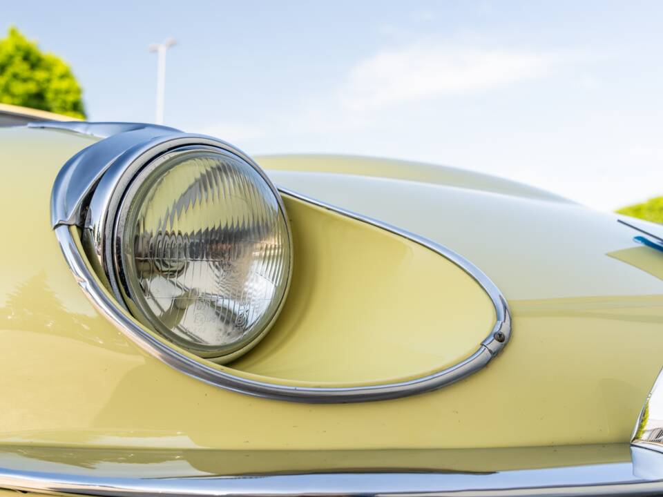 Image 60/78 de Jaguar E-Type (1969)