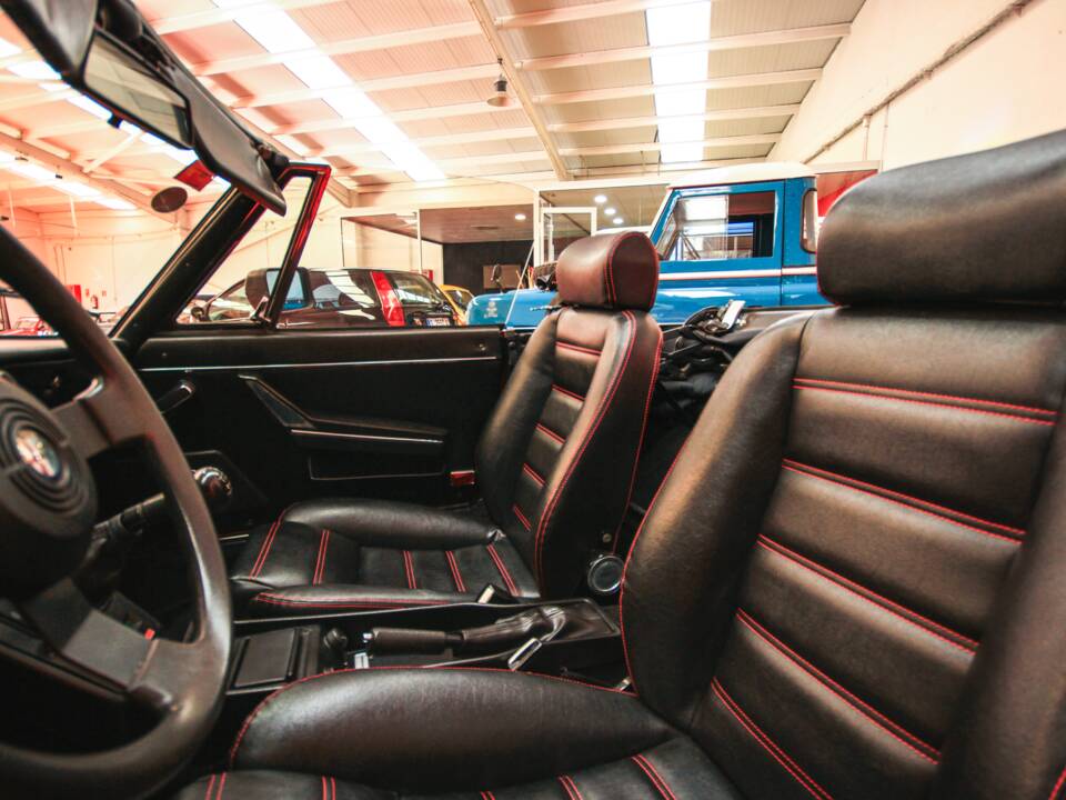 Image 17/24 of Alfa Romeo 2.0 Spider (1987)