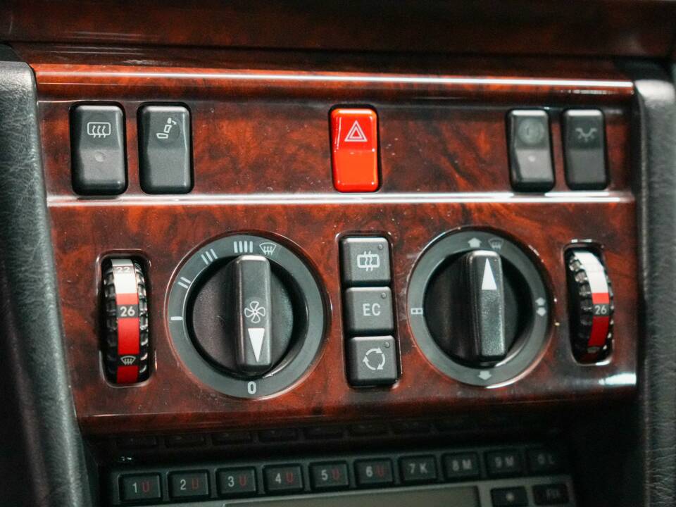 Image 22/32 of Mercedes-Benz 500 E (1992)