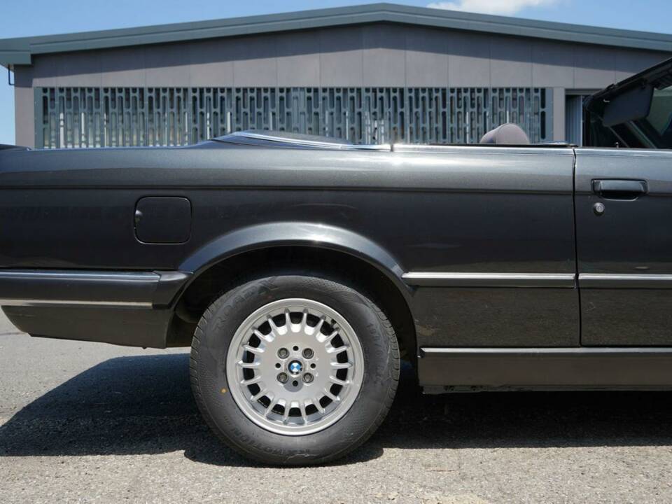 Image 13/19 de BMW 320i (1989)