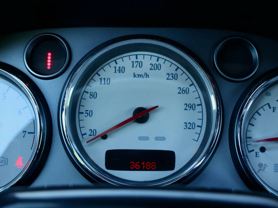 Immagine 7/50 di Aston Martin V12 Vanquish (2002)