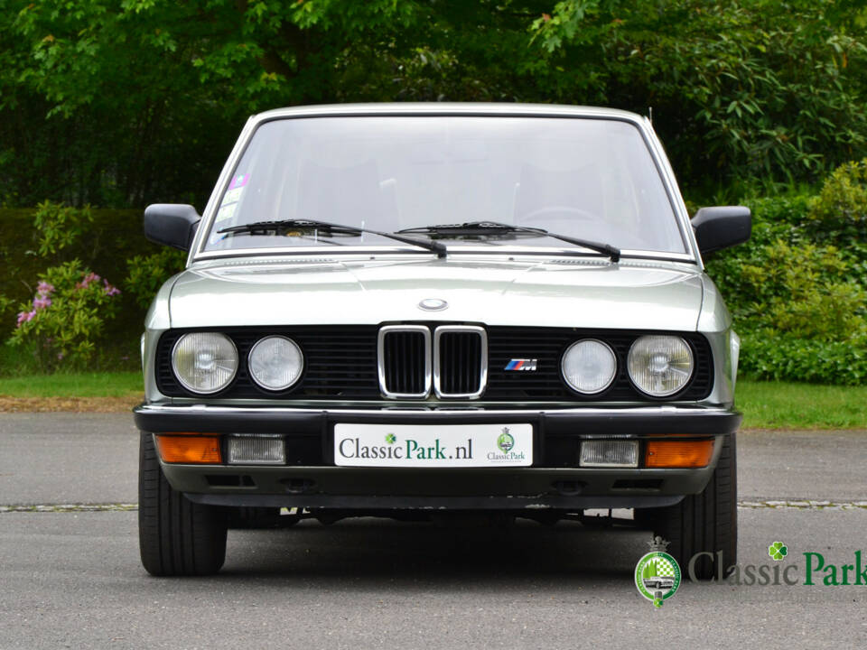 Immagine 8/50 di BMW 525i (1983)