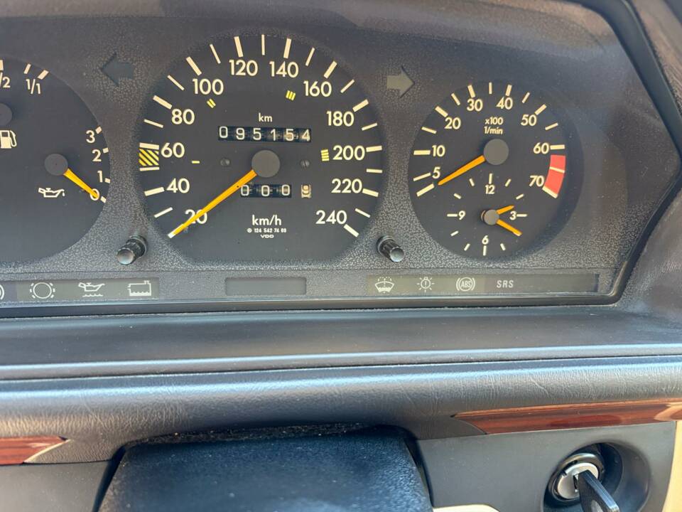 Image 30/50 of Mercedes-Benz E 200 (1993)