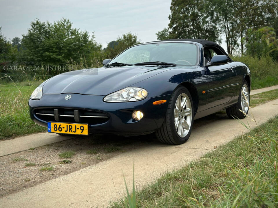 Afbeelding 23/100 van Jaguar XK8 4.0 (2000)