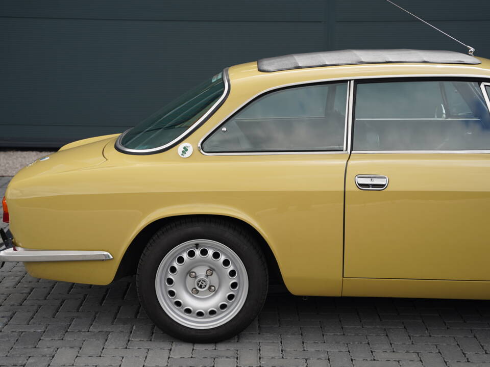 Bild 23/50 von Alfa Romeo 2000 GT Veloce (1975)
