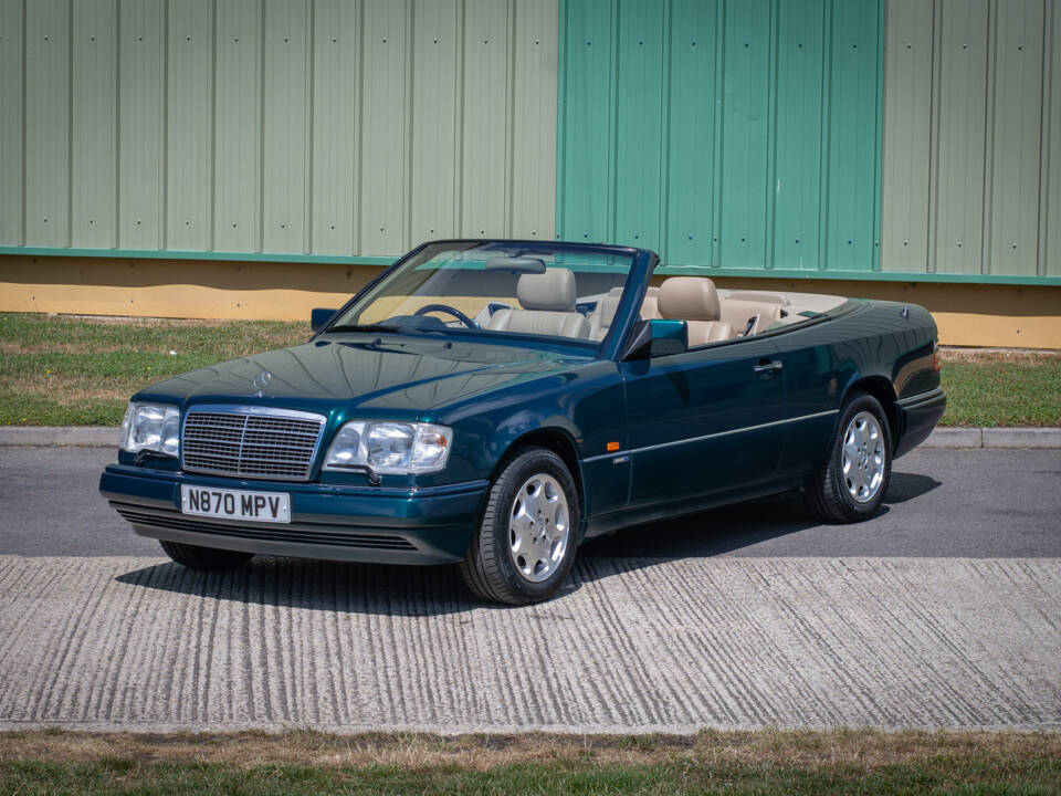 Image 2/26 of Mercedes-Benz E 320 (1996)